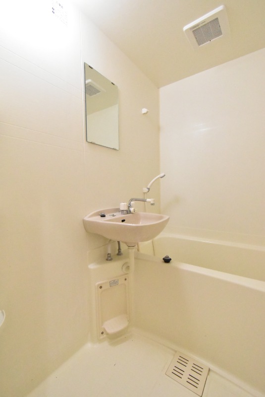 ��ʌ�����s�˒˓��Q���ڂ̃A�p�[�g�̃o�X