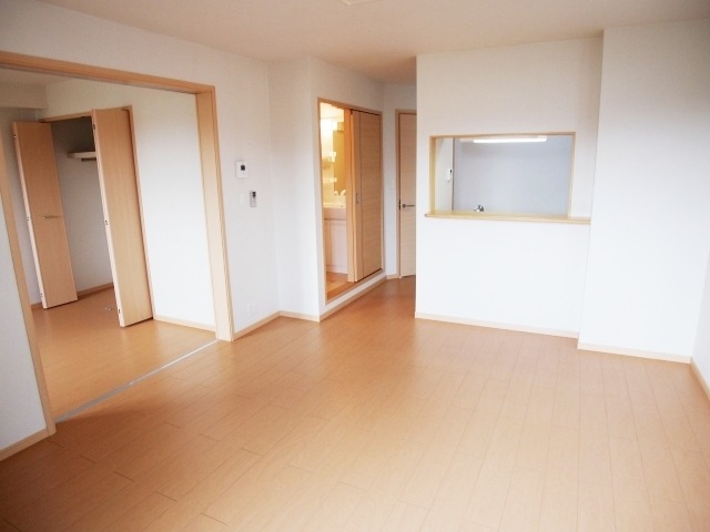 ��ʌ��k�����S�ɓޒ������j�S���ڂ̃A�p�[�g�̋��ԁE���r���O