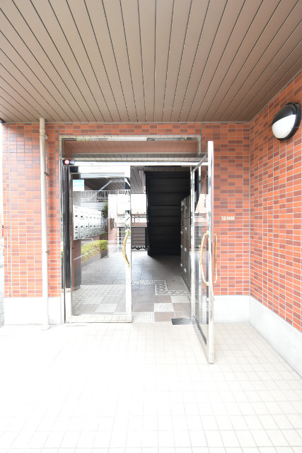 ��ʌ������s�h���R���ڂ̃}���V�����̃G���g�����X