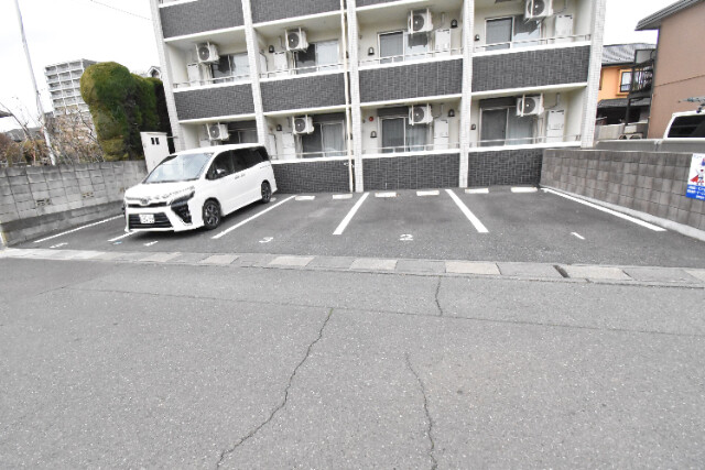 ��ʌ��������܎s��{��O���Q���ڂ̃}���V�����̒��ԏ�