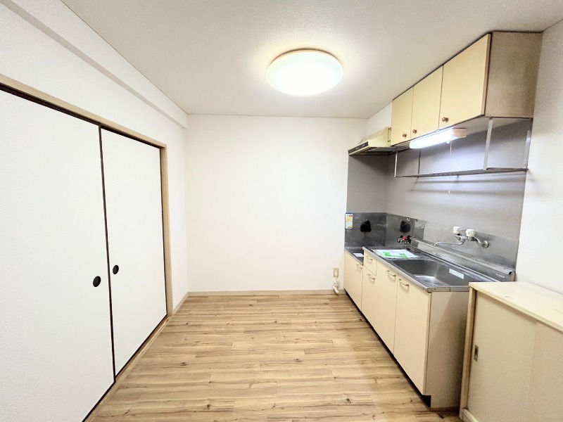 ��ʌ��������܎s�k����i���Q���ڂ̃A�p�[�g�̋����E���r���O