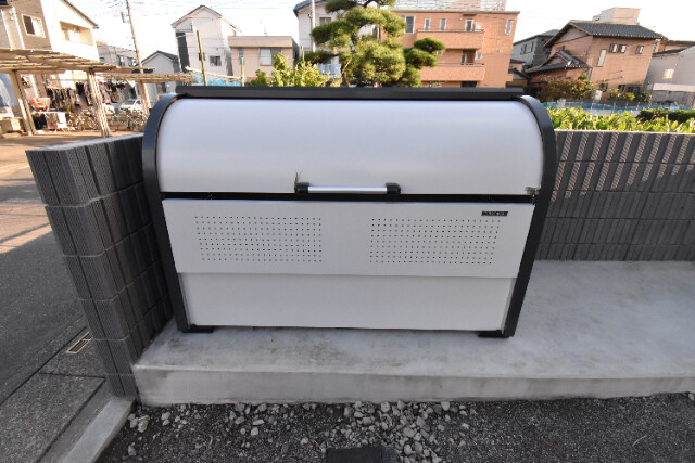 ��ʌ�����s�厚�v���q��V�c�̃A�p�[�g�̂��̑�