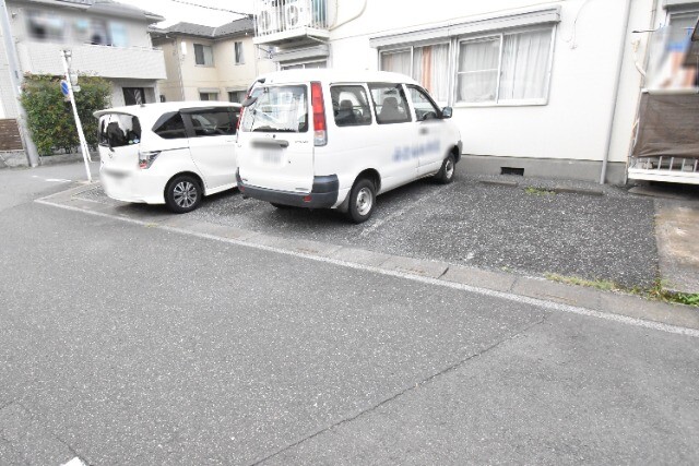 ��ʌ��������܎s�k��{�����̃A�p�[�g�̒��ԏ�