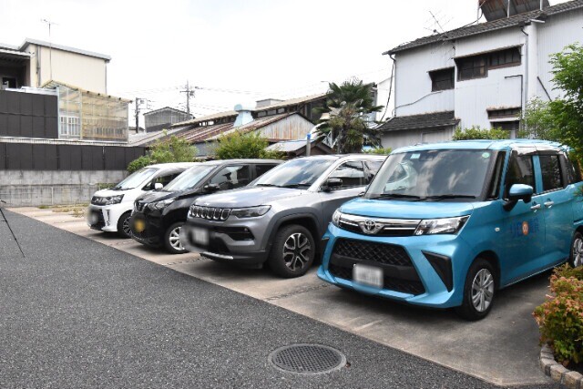 ��ʌ�����s�厚���s�̍��݂̃A�p�[�g�̒��ԏ�