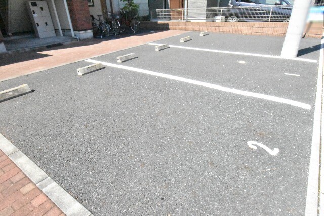 ��ʌ��z�J�s���C�N�^�E���T���ڂ̃A�p�[�g�̒��ԏ�