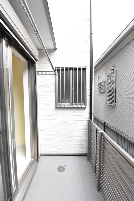 ��ʌ�����s��؂Q���ڂ̃A�p�[�g�̃o���R�j�[