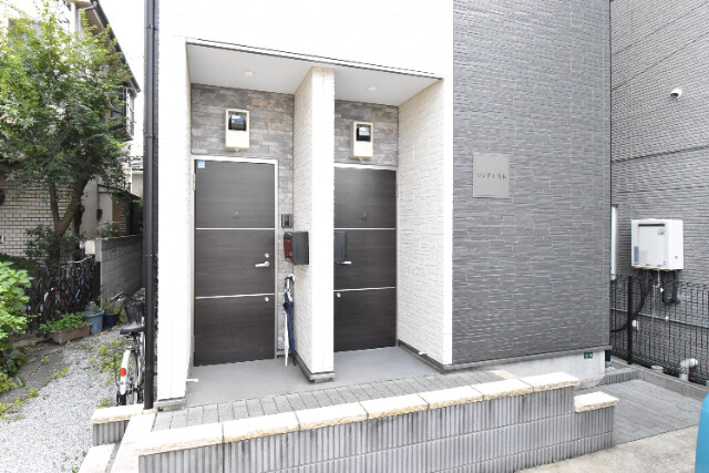 ��ʌ�����s��؂Q���ڂ̃A�p�[�g�̃G���g�����X