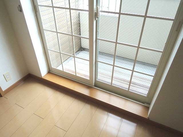 ��ʌ��k�����S�ɓޒ��厚�����̃A�p�[�g�̃o���R�j�[