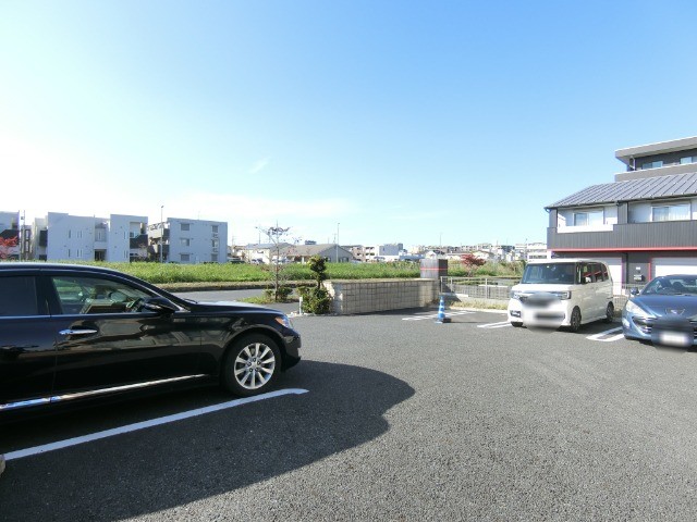 ��ʌ��z�J�s���C�N�^�E���U���ڂ̃A�p�[�g�̒��ԏ�