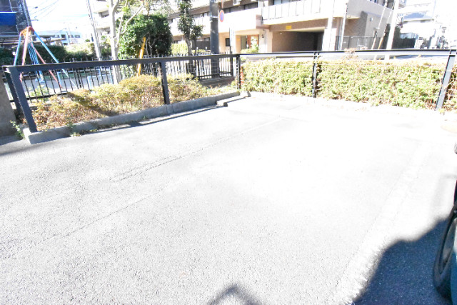 ��ʌ������s�����S���ڂ̃}���V�����̒��ԏ�