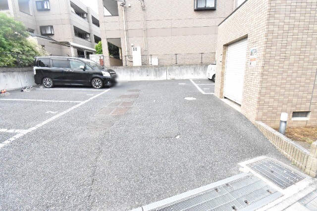 ��ʌ�����s�厚�����q��V�c�̃}���V�����̒��ԏ�