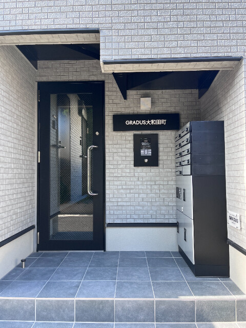 ��ʌ��������܎s�������a�c���Q���ڂ̃A�p�[�g�̃G���g�����X