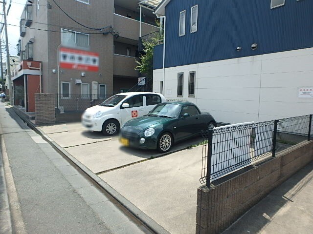 ��ʌ��������܎s��{��x�̓����P���ڂ̃A�p�[�g�̒��ԏ�