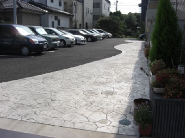 ��ʌ��������܎s�Y�a��j���J�Q���ڂ̃A�p�[�g�̒��ԏ�