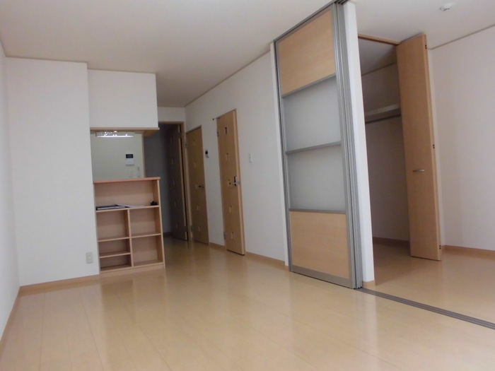 ��ʌ������s�h���R���ڂ̃A�p�[�g�̋��ԁE���r���O