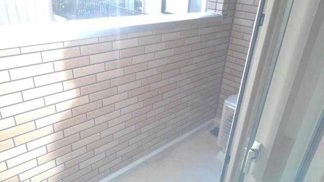 ��ʌ������s���S���ڂ̃A�p�[�g�̃o���R�j�[