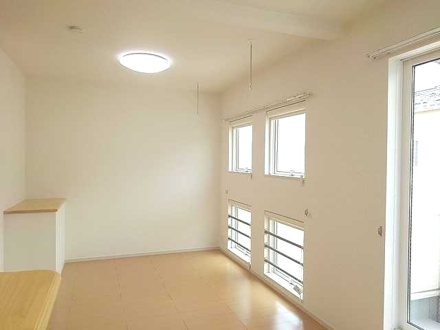 ��ʌ��z�J�s�����Q���ڂ̃A�p�[�g�̂��̑������E�X�y�[�X