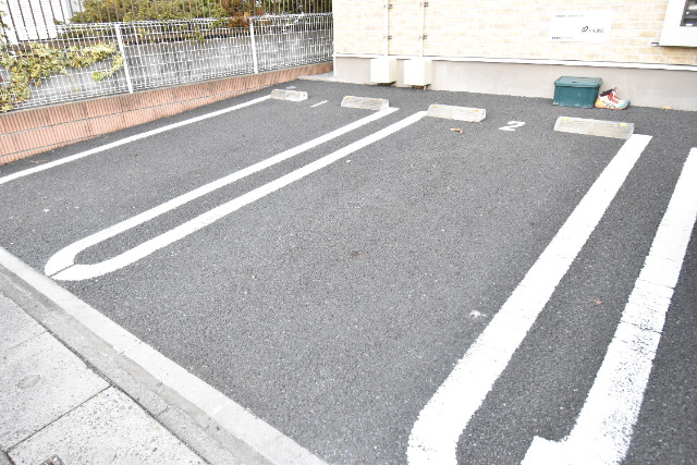 ��ʌ��z�J�s�����Q���ڂ̃A�p�[�g�̒��ԏ�