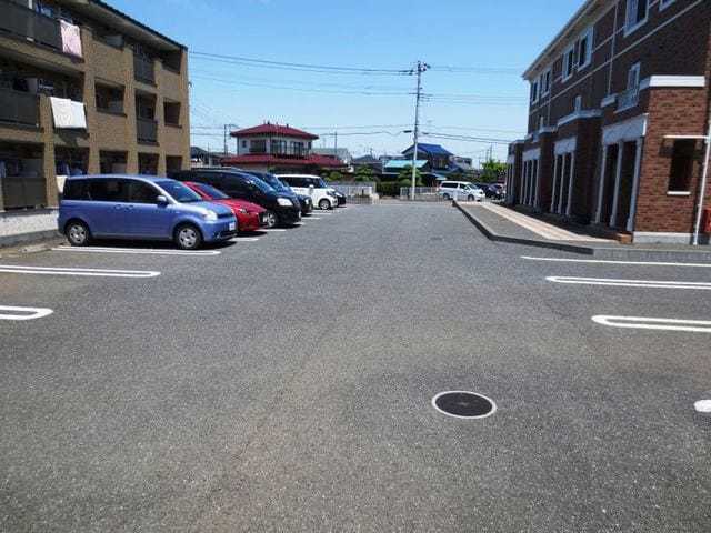 ��ʌ��k�����S�ɓޒ����h��S���ڂ̃A�p�[�g�̒��ԏ�