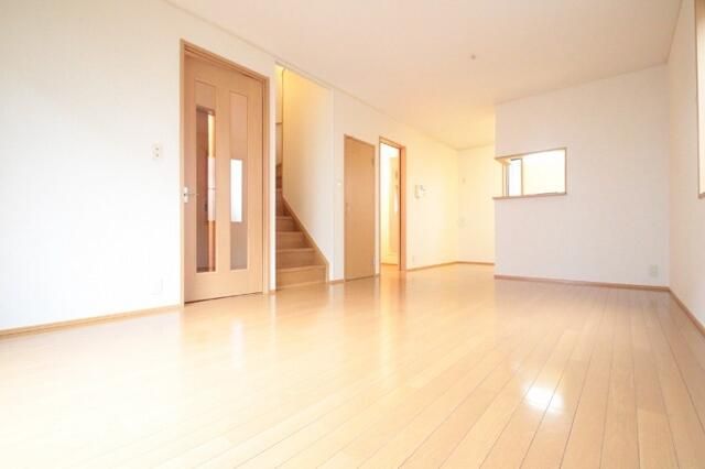 ��ʌ��������܎s�΋摾�c�E�R���ڂ̃e���X�n�E�X�̋��ԁE���r���O