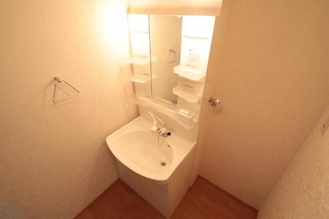 ��ʌ��������܎s�΋摾�c�E�R���ڂ̃e���X�n�E�X�̐��ʏ�