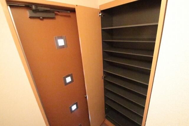 ��ʌ��������܎s�΋摾�c�E�R���ڂ̃e���X�n�E�X�̌���