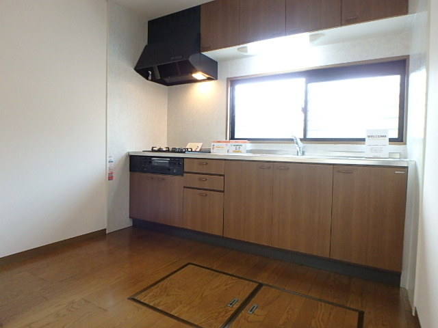 ��ʌ��������܎s�Y�a���؍�T���ڂ̃e���X�n�E�X�̃L�b�`��