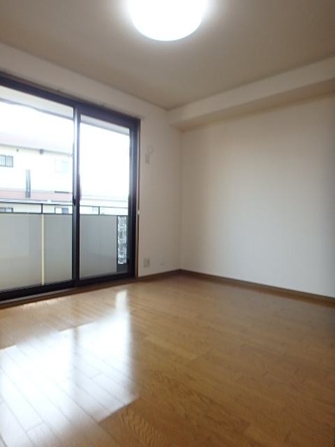 ��ʌ��������܎s�Y�a���؍�T���ڂ̃e���X�n�E�X�̂��̑������E�X�y�[�X