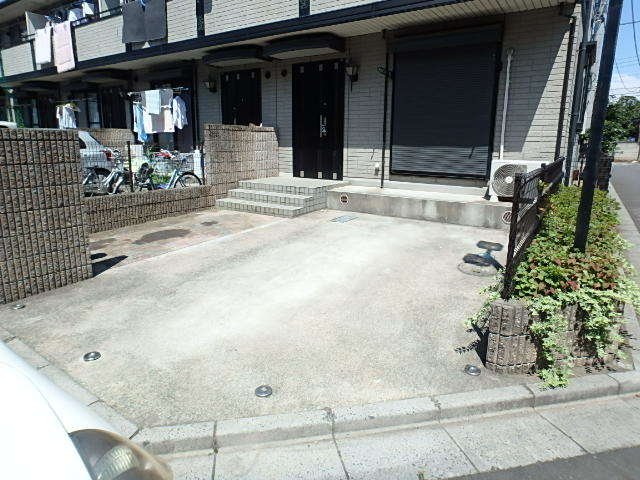 ��ʌ��������܎s�Y�a���؍�T���ڂ̃e���X�n�E�X�̒��ԏ�