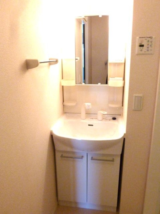 ��ʌ������s���]�U���ڂ̃A�p�[�g�̐��ʏ�