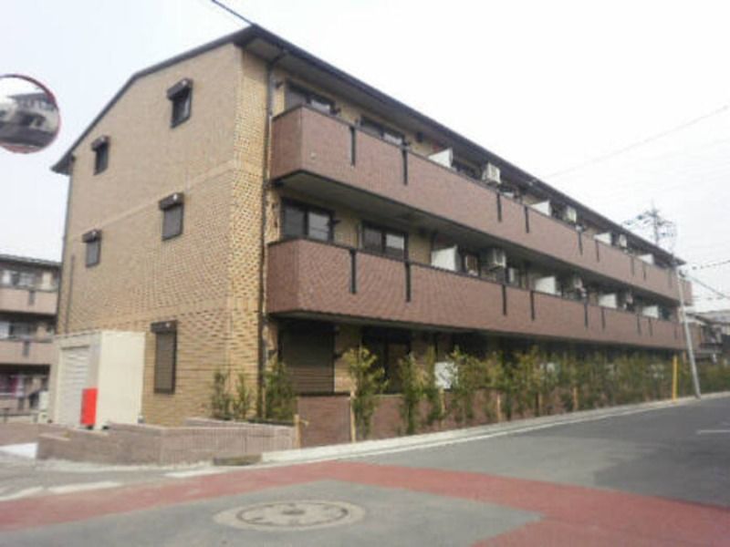 ��ʌ���z�s����g���Q���ڂ̃A�p�[�g�̌����O��