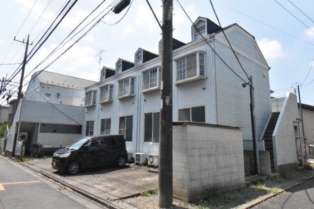 ��ʌ�����s��c�{�̃A�p�[�g�̌����O��