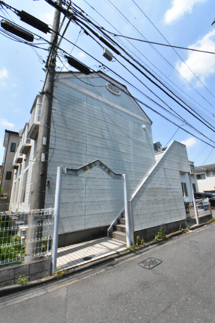 ��ʌ�����s��c�{�̃A�p�[�g�̌����O��