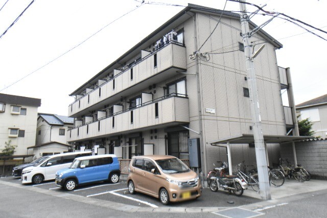 ��ʌ��z�J�s�{�{���P���ڂ̃A�p�[�g�̒��ԏ�