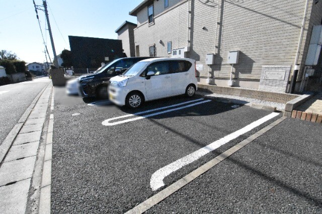 ��ʌ������s�����̃A�p�[�g�̒��ԏ�