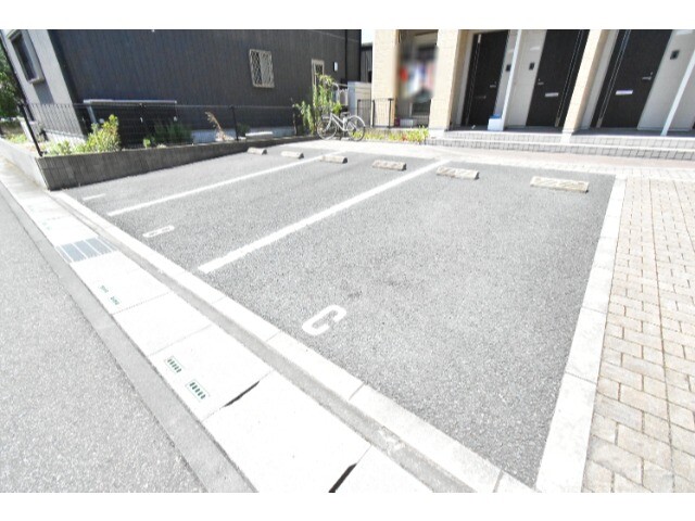 ��ʌ��z�J�s���C�N�^�E���P���ڂ̃A�p�[�g�̒��ԏ�