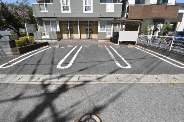 ��ʌ��@�c�s����Q���ڂ̃A�p�[�g�̒��ԏ�