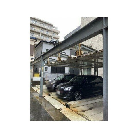 ��ʌ������s�X�쒬�̃}���V�����̒��ԏ�