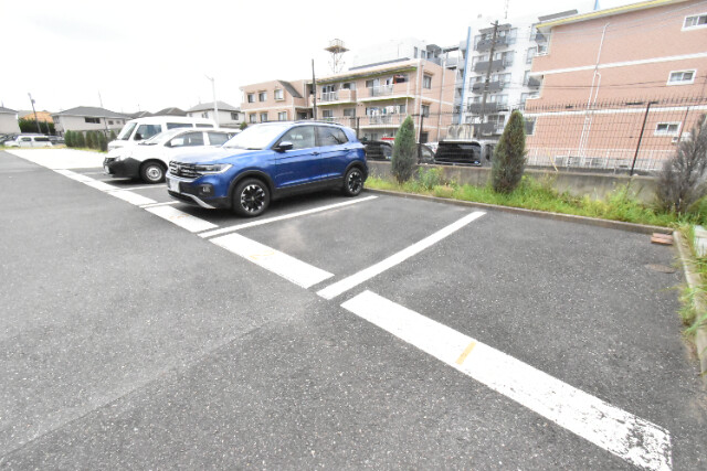 ��ʌ������s�����S���ڂ̃}���V�����̒��ԏ�