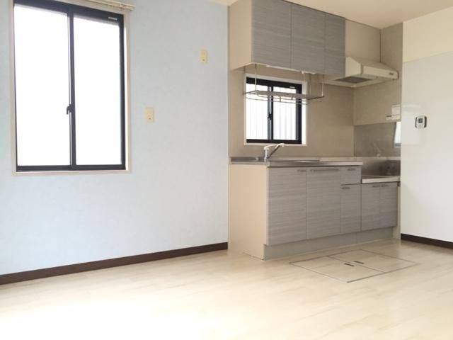 ��ʌ��z�J�s�ԓc�T���ڂ̃e���X�n�E�X�̋��ԁE���r���O