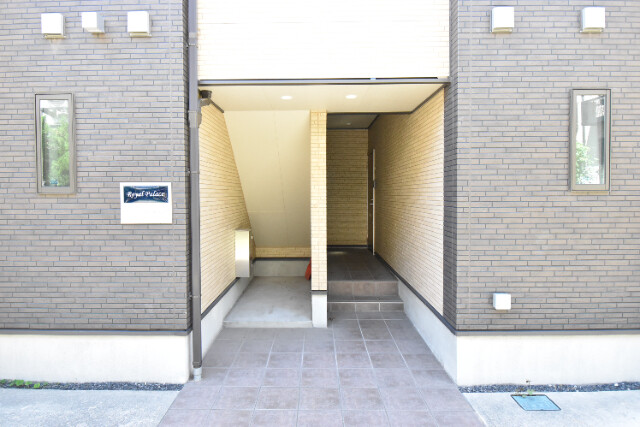 ��ʌ�����s���L�Q���ڂ̃A�p�[�g�̃G���g�����X