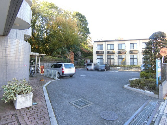 ��ʌ�����s������P���ڂ̃}���V�����̒��ԏ�