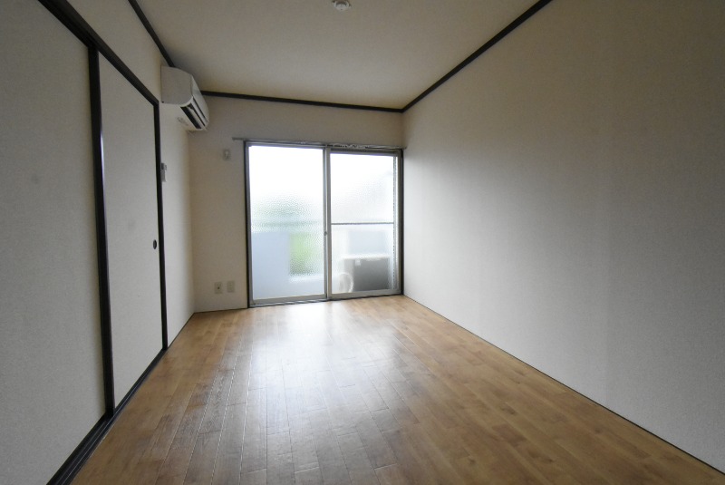 ��ʌ�����s�ܔԒ��̃A�p�[�g�̋����E���r���O