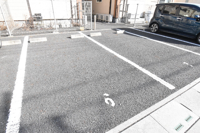 ��ʌ��z�J�s���C�N�^�E���T���ڂ̃A�p�[�g�̒��ԏ�