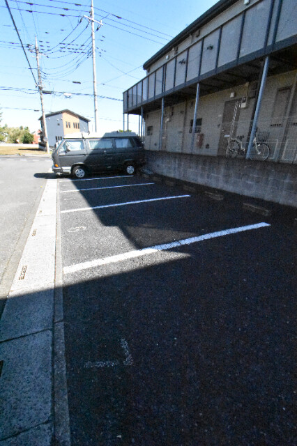 ��ʌ��@�c�s���m�؂S���ڂ̃A�p�[�g�̒��ԏ�