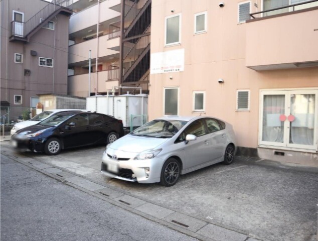 ��ʌ��t�����s�����P���ڂ̃}���V�����̒��ԏ�