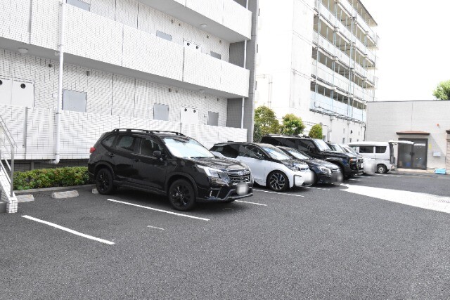 ��ʌ�����s���L�P���ڂ̃}���V�����̒��ԏ�