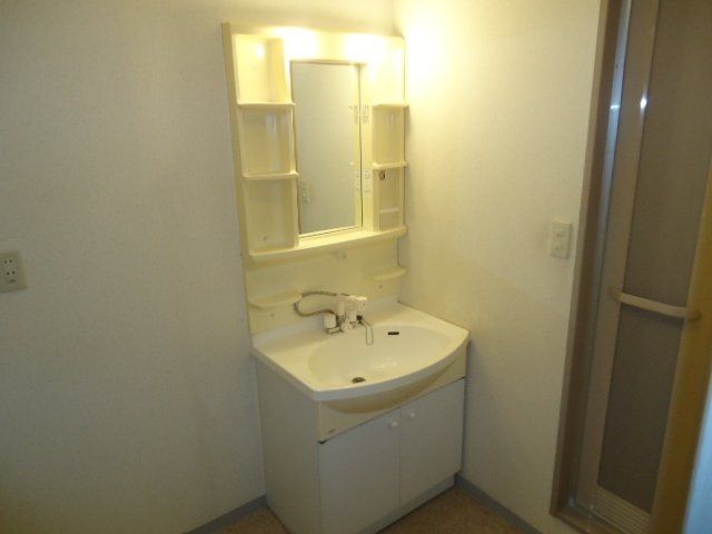 ��ʌ�����s���s���R���ڂ̃}���V�����̐��ʏ�