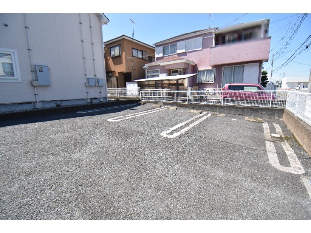 ��ʌ������s���T���ڂ̃A�p�[�g�̒��ԏ�