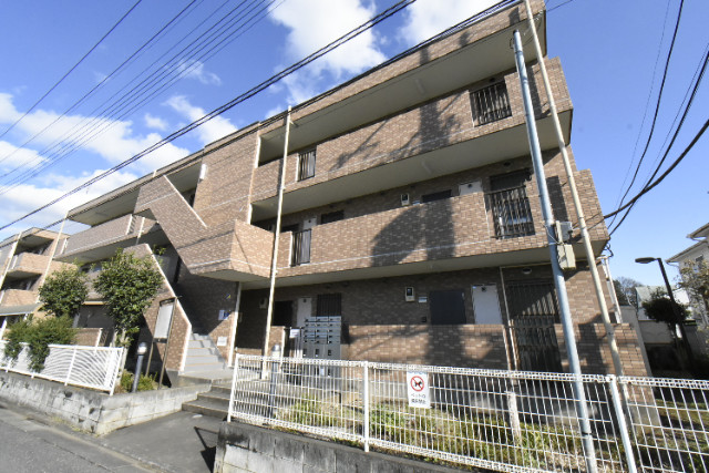 ��ʌ�����s��c�{�̃}���V�����̌����O��